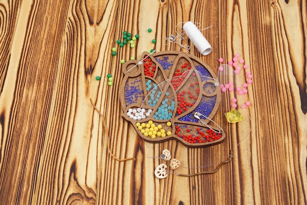 zbiór kolorowych mulin i igieł